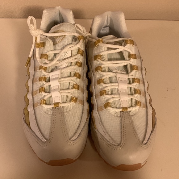 ✨**LAST CHANCE** Women’s Desert Sand/Gold Nike Air Max 95 size 8.5 ✨ - Picture 7 of 9